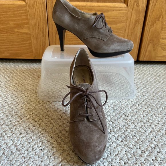 ADRIENNE VITTADINI - Pinehurst Lace-Up Bootie -- Excellent Condition - Picture 1 of 11